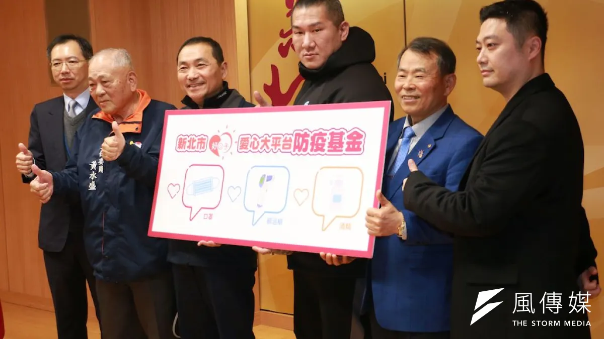 新北市長侯友宜與深丘福德宮主委黃水盛(左二)、信芳公司董事長涂豐川(右二)、網紅館長陳之漢(右三)及極光先進公司代表吳岳修合影。(圖/李梅瑛攝)
