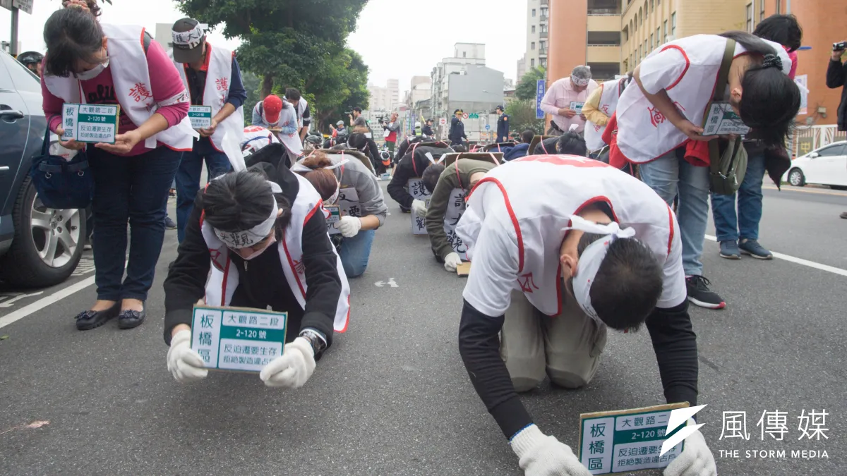 大觀社區自救會14日上午發起苦行,六步一跪前進。(甘岱民攝)