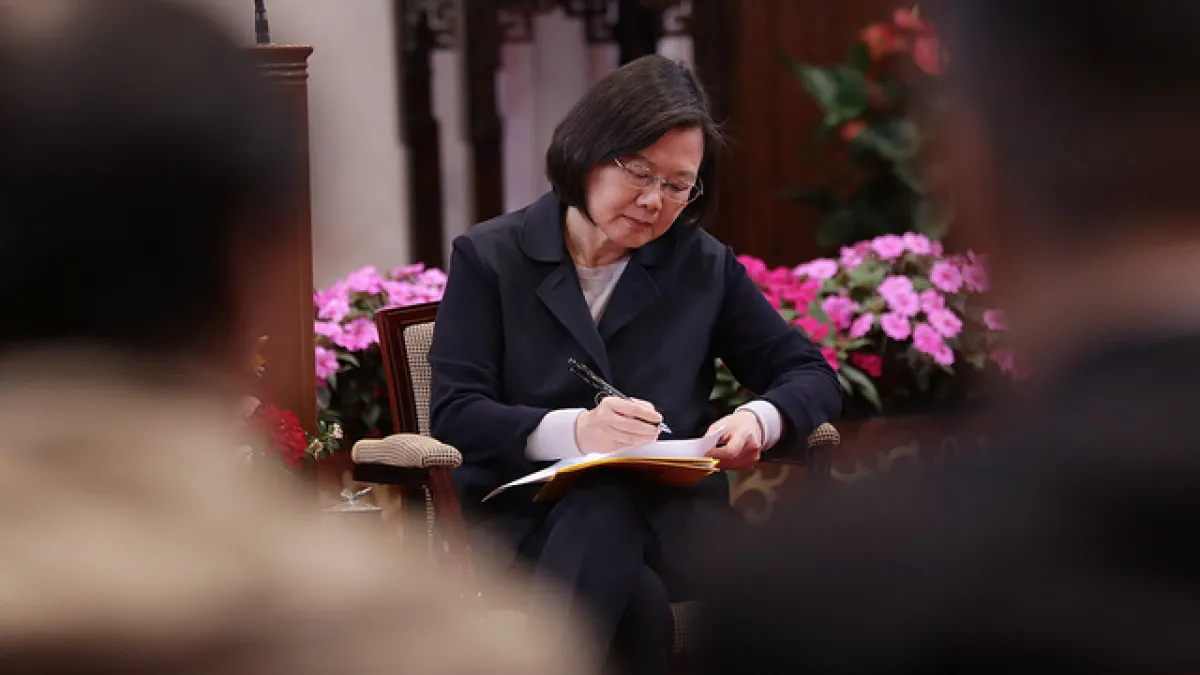 政壇兩大人氣王台北市長柯文哲和高雄市長韓國瑜自我消耗殆盡之時,就是蔡英文當選之日?(總統府提供)