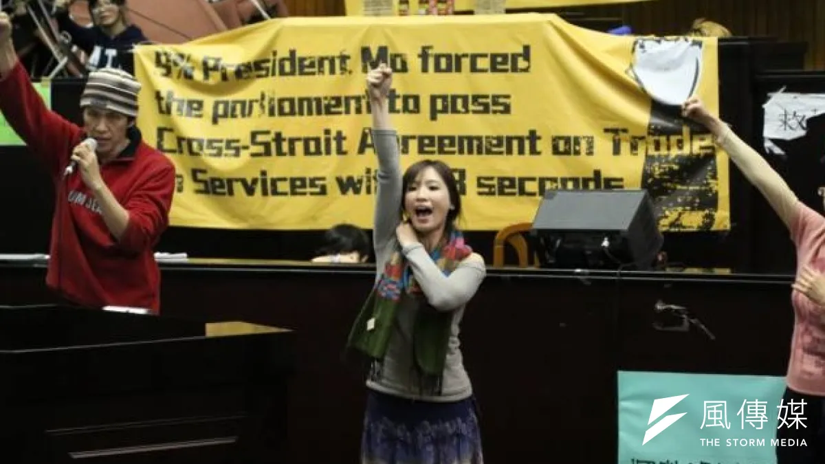 台北大學社會系宣布停課一周以因應學生參與反服貿運動。圖為今天早上有樂團在議場內帶領學生唱歌跳舞。(余志偉攝)