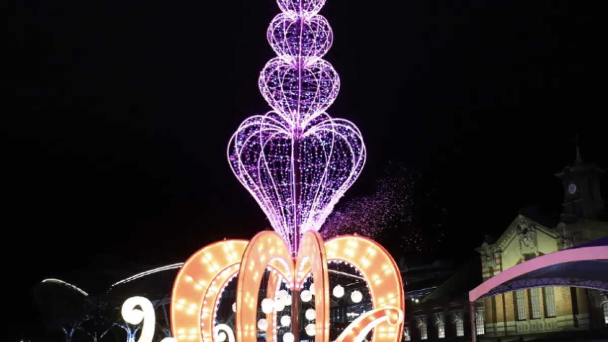 今年台中火車站舊站前廣場「心花朵朵」耶誕樹,底部有巨大雪橇,樹身由數個巨大愛心堆疊而成,還會360度旋轉。(圖/台中市政府)