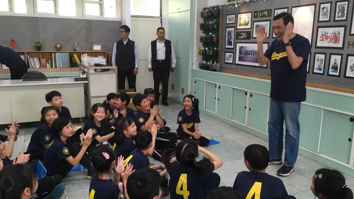 前總統馬英九來到台北市南港區東新國小,和小朋友說故事。(馬英九辦公室提供)