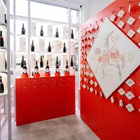 SAKE HUNDREDが代官山で期間限定の「百光 “おみくじ” STAND」を開催し、運勢に応じて希少な日本酒をテイスティングできる体験を提供している。(写真/SAKE HUNDRED提供) SAKE HUNDREDが代官山で期間限定の「百光 “おみくじ” STAND」を開催し、運勢に応じて希少な日本酒をテイスティングできる体験を提供している。(写真/SAKE HUNDRED提供)