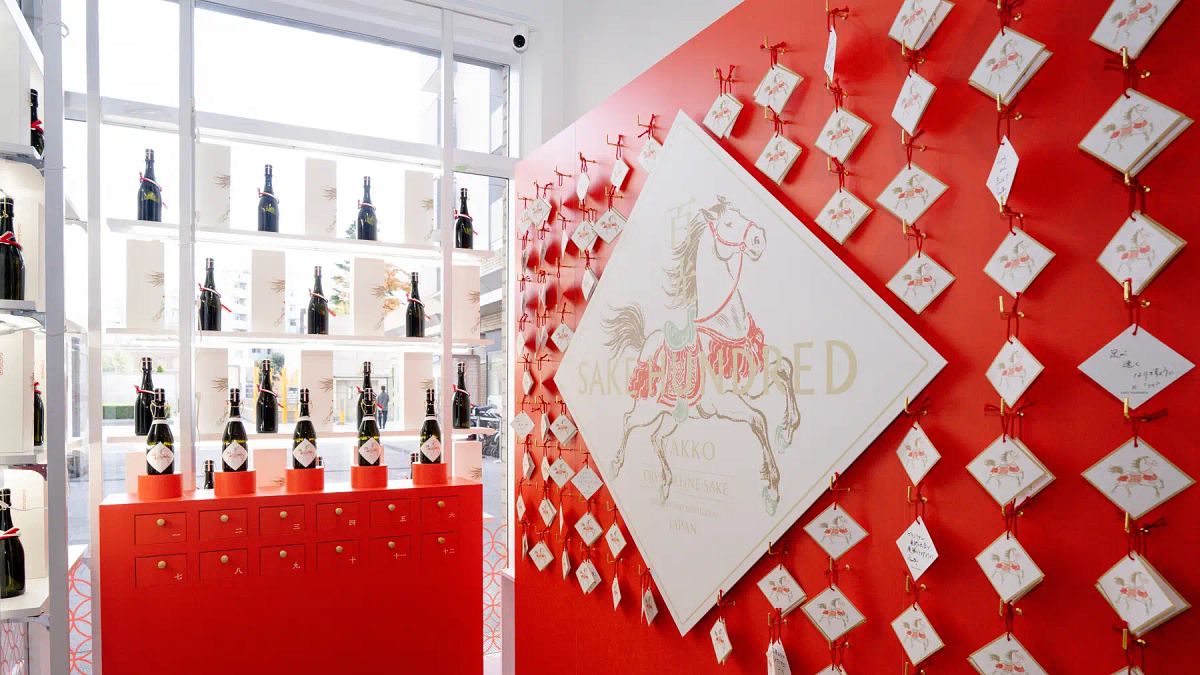 SAKE HUNDREDが代官山で期間限定の「百光 “おみくじ” STAND」を開催し、運勢に応じて希少な日本酒をテイスティングできる体験を提供している。(写真/SAKE HUNDRED提供) SAKE HUNDREDが代官山で期間限定の「百光 “おみくじ” STAND」を開催し、運勢に応じて希少な日本酒をテイスティングできる体験を提供している。(写真/SAKE HUNDRED提供)