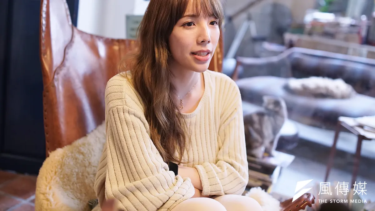 20歲以前,她的身體是個男人,曾穿女裝開直播被80%網友天天洗板辱罵「噁心」、「聽到你聲音就想吐」、「怎麼對得起社會」,連走在路上都會被無冤無仇的阿姨罵「去死」,然而如今,她是全台灣最活出自信與美麗的女人之一,說出自己的故事,盼社會理解更多不被看見的「跨性別者」...(盧逸峰攝)