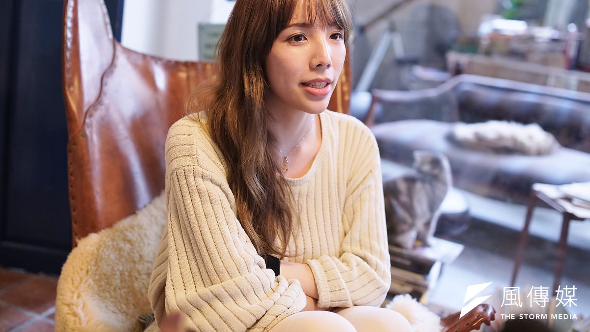 20歲以前,她的身體是個男人,曾穿女裝開直播被80%網友天天洗板辱罵「噁心」、「聽到你聲音就想吐」、「怎麼對得起社會」,連走在路上都會被無冤無仇的阿姨罵「去死」,然而如今,她是全台灣最活出自信與美麗的女人之一,說出自己的故事,盼社會理解更多不被看見的「跨性別者」...(盧逸峰攝) 20歲以前,她的身體是個男人,曾穿女裝開直播被80%網友天天洗板辱罵「噁心」、「聽到你聲音就想吐」、「怎麼對得起社會」,連走在路上都會被無冤無仇的阿姨罵「去死」,然而如今,她是全台灣最活出自信與美麗的女人之一,說出自己的故事,盼社會理解更多不被看見的「跨性別者」...(盧逸峰攝)