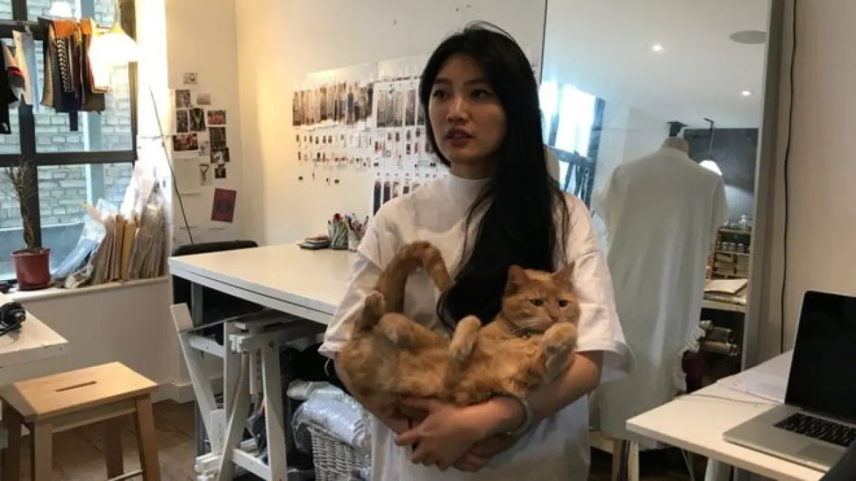 倫敦聖馬丁畢業的台灣女設計師黃薇說:「工作室裏一定要有貓來調劑心情。」(BBC中文網)