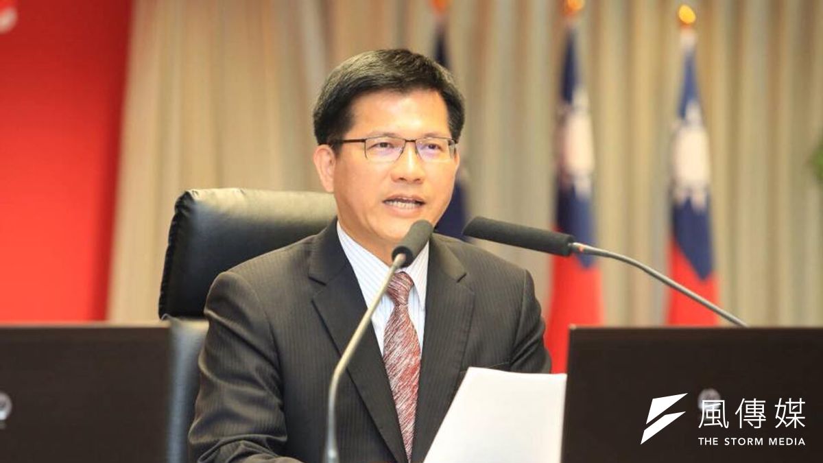 歷時3個月、21次會議的研議,林佳龍今(23日)在市政會議中宣布現行BRT「胎死腹中」,專用車道將在7月8日改成「優質化公車專用道」。(林佳龍臉書) 歷時3個月、21次會議的研議,林佳龍今(23日)在市政會議中宣布現行BRT「胎死腹中」,專用車道將在7月8日改成「優質化公車專用道」。(林佳龍臉書)