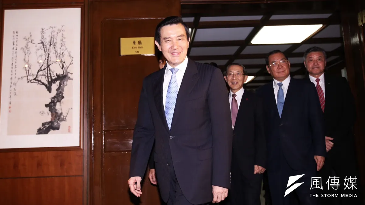 總統馬英九出席抗戰70週年紀念音樂會,對是否贊同連戰言論完全不做回應。(林韶安攝)