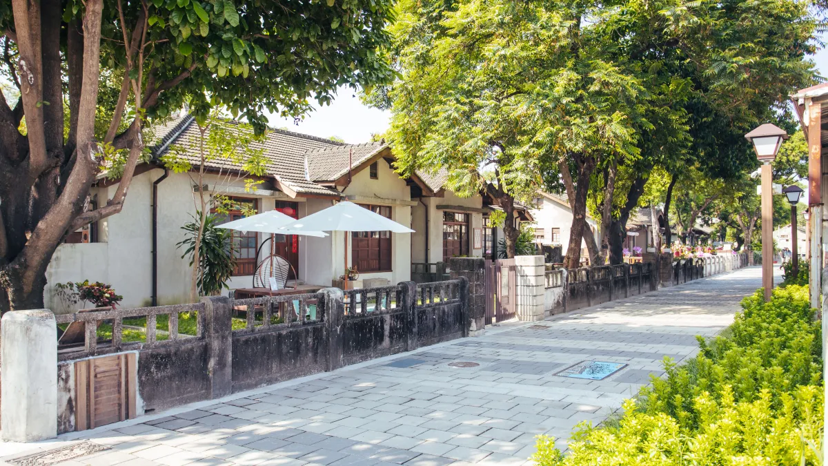 勝利星村創意生活園區由日治時期飛行部隊官舍及戰後眷舍活化而成,園區保留老屋、庭院與巷弄景觀。(圖/取自交通部觀光署)