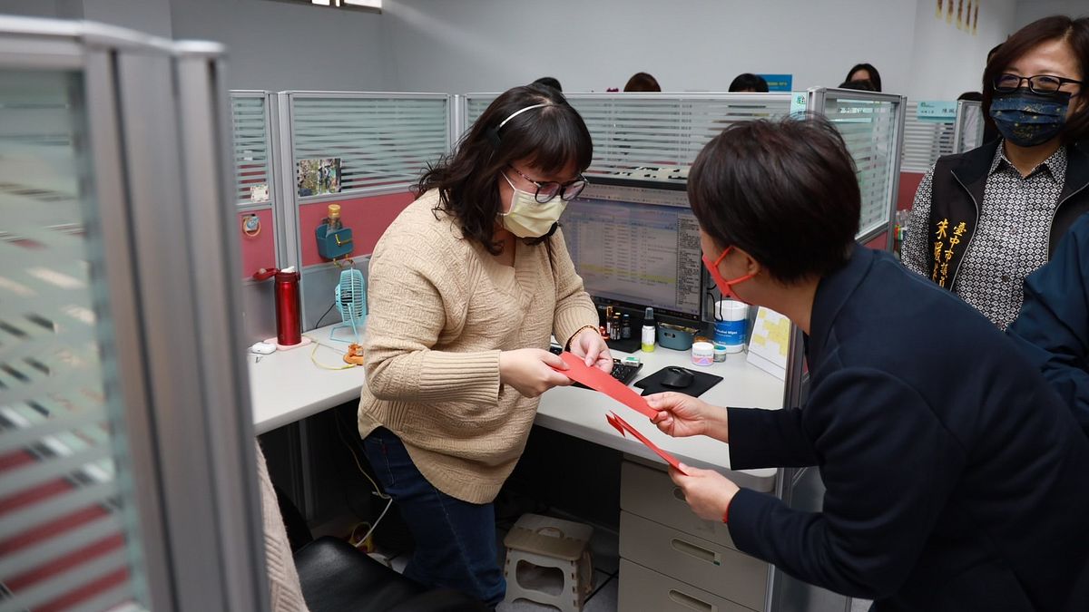 台中市長盧秀燕親自到南屯區1999話務中心辦公室,逐一關心問候每位輪值人員並發送紅包。(圖/台中市政府) 台中市長盧秀燕親自到南屯區1999話務中心辦公室,逐一關心問候每位輪值人員並發送紅包。(圖/台中市政府)