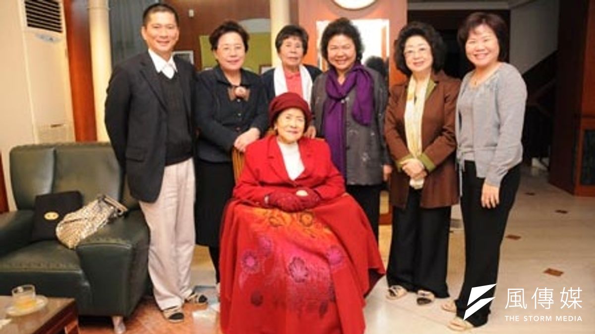 余陳月瑛於上月25日病逝,民進黨主席蔡英文發表悼文表達哀悼,指「余陳先賢,一生為民奔波的您,請安息吧!」(中評社) 余陳月瑛於上月25日病逝,民進黨主席蔡英文發表悼文表達哀悼,指「余陳先賢,一生為民奔波的您,請安息吧!」(中評社)