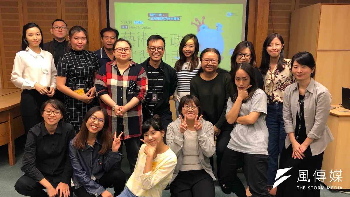 樹德科大學生傅米琦、游佳晏、林薇仁在國家兩廳院與獲錄用夥伴合影。(圖/徐炳文攝)