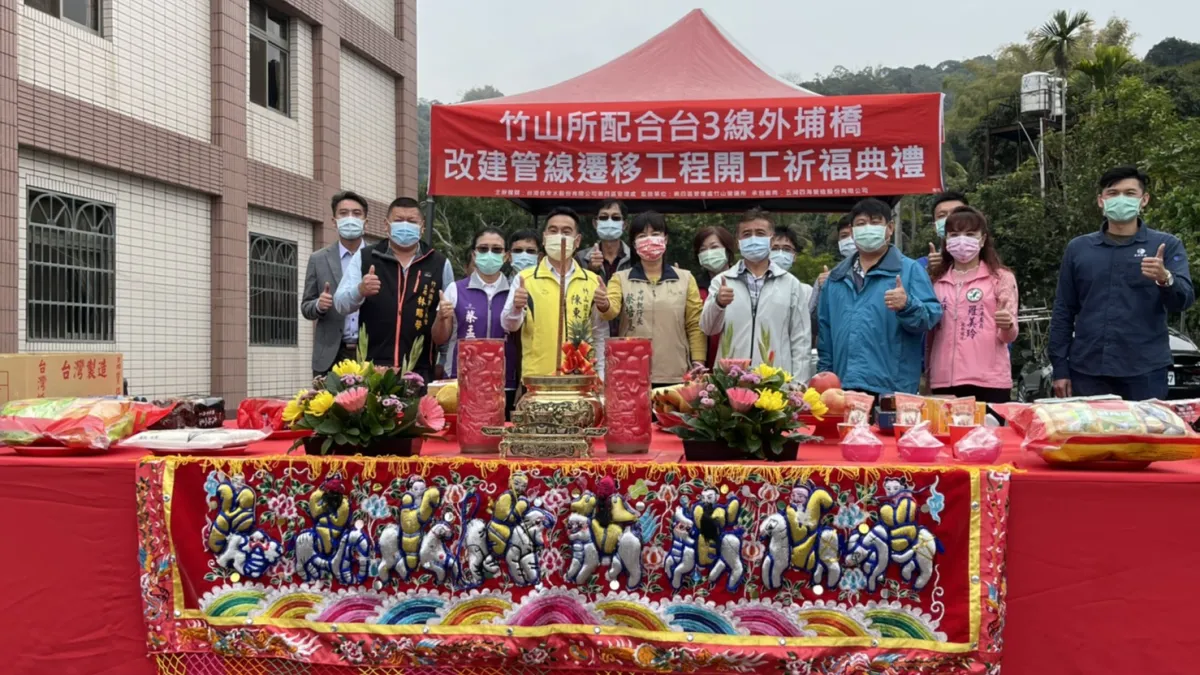 竹山交流道下的台3線外埔橋改建工程舉行開工儀式,行政院中辦執行長蔡培慧及竹山鎮長跟在地里長都一起參與。(圖/行政院中部辦公室提供)
