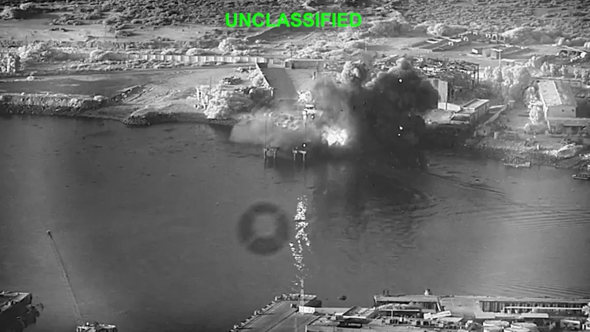 2026年7月12日,美軍中央司令部發布的影片顯示,三艘由美軍發射的「海盜」(Corsair)無人水面艦—又稱「單程攻擊水面無人艇」—撞擊伊朗班達爾阿巴斯海軍基地,引發爆炸。(美聯社)