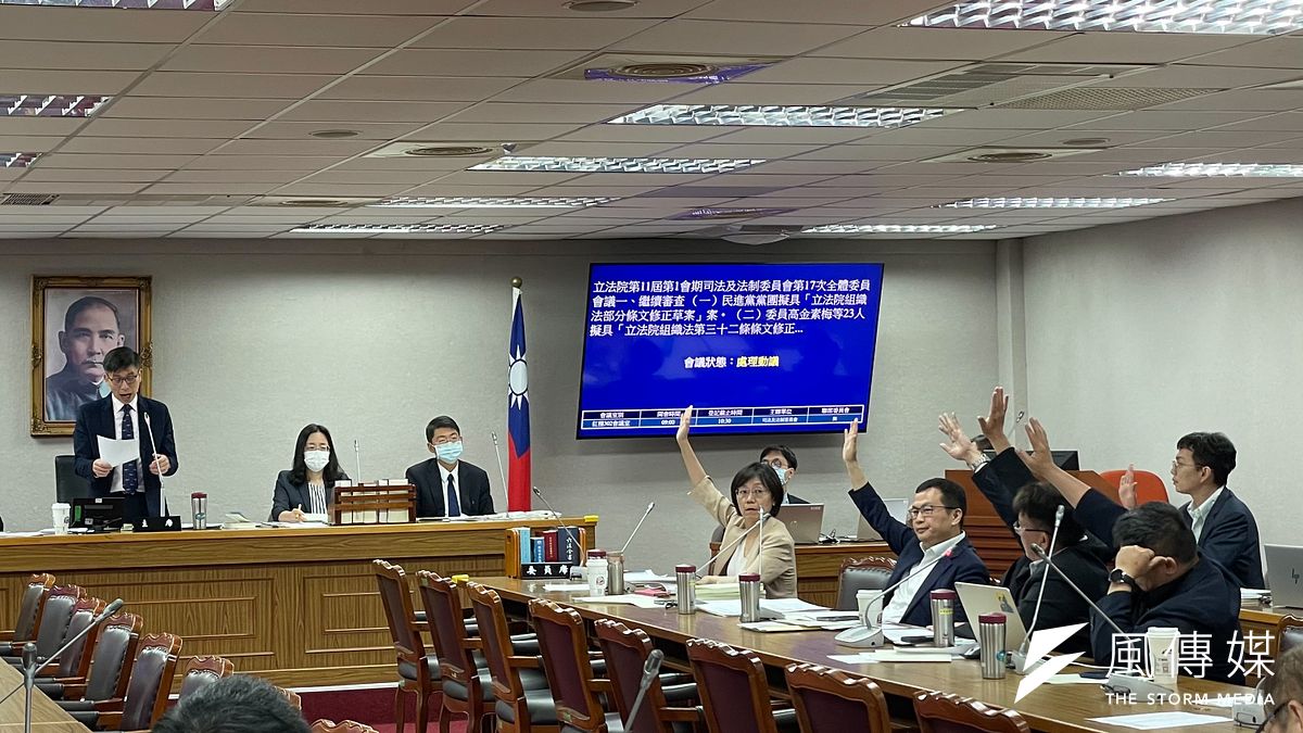 立法院司法法制委員會25日下午送出首條不需交付黨團協商的修正條文後,國民黨再度提出散會動議,最終在國民黨有人數優勢下,藍綠不歡而散。(鍾秉哲攝) 立法院司法法制委員會25日下午送出首條不需交付黨團協商的修正條文後,國民黨再度提出散會動議,最終在國民黨有人數優勢下,藍綠不歡而散。(鍾秉哲攝)