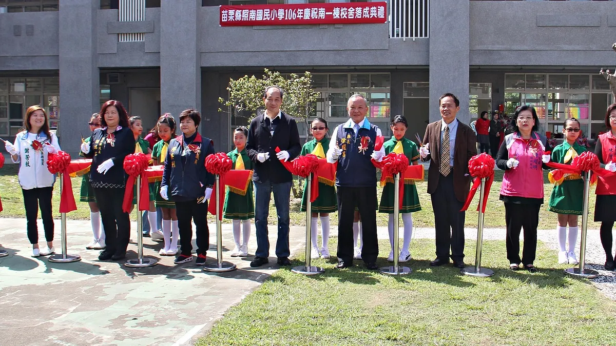竹南鎮新南國小新校舍由縣長徐耀昌等人剪綵啟用。(圖/苗栗縣政府提供)