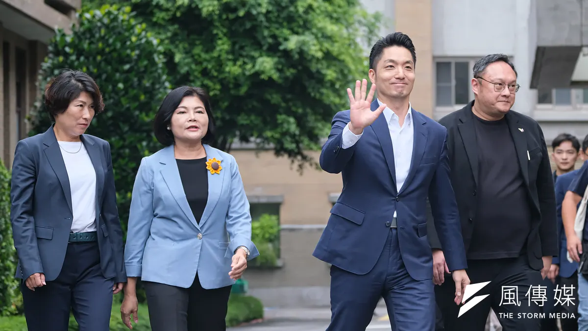 地方一般性補助款統被統刪,讓各縣市叫苦連天,台北市長蔣萬安(右二)、雲林縣長張麗善(左二)等藍營縣市首長為此赴政院提起訴願。(劉偉宏攝)