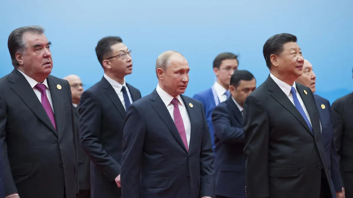 圖為俄羅斯總統普京(中)與中國國家主席習近平出席2018年上合組織峰會(AP,資料照)