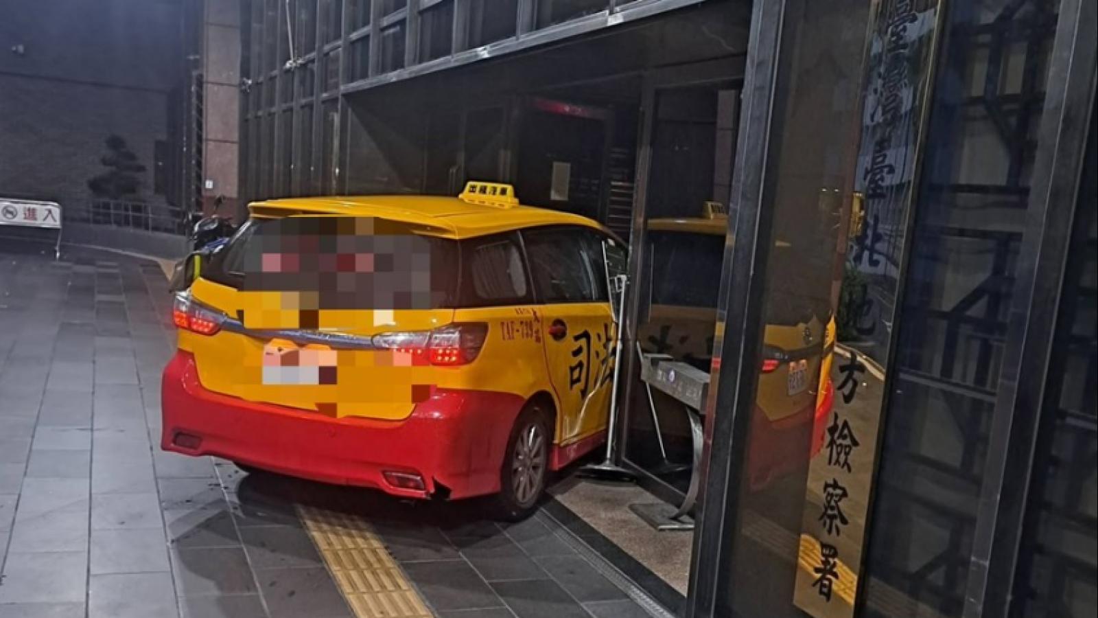 昔被稱暖心運將!男子開「官逼民反」小黃衝撞北檢大門 犯案動機曝光