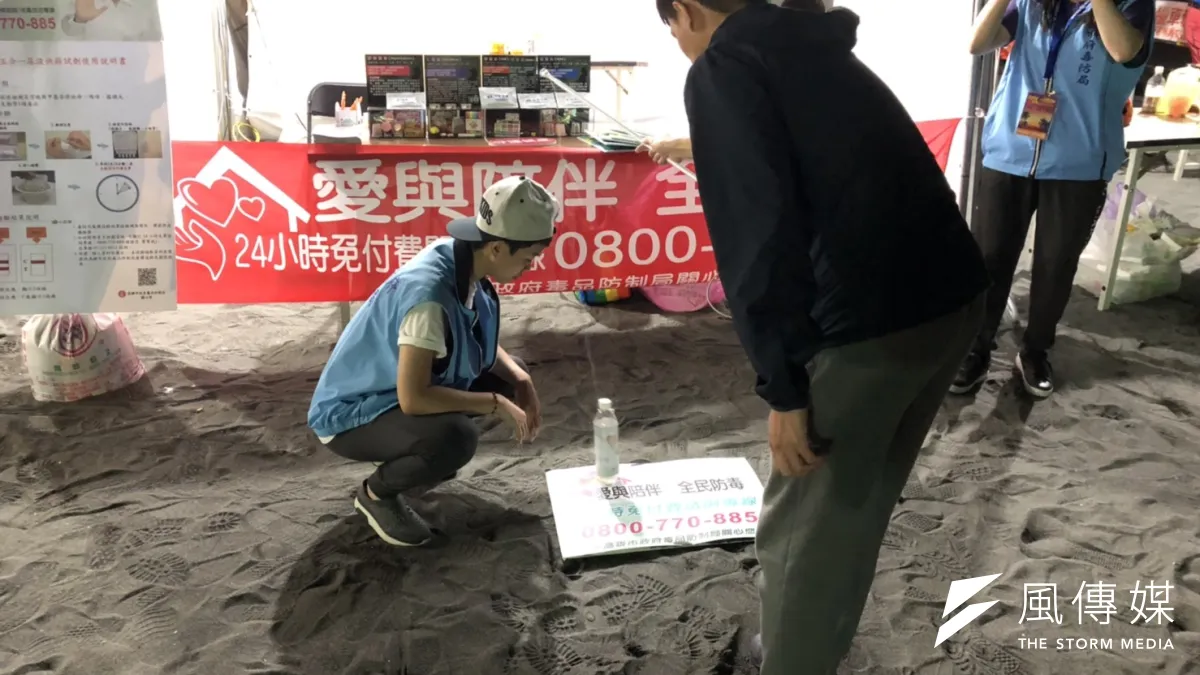 高市府毒防局利用釣「久」瓶遊戲讓民眾模擬體驗藥癮者戒癮的困難及成功戒毒的撇步。(圖/徐炳文攝)
