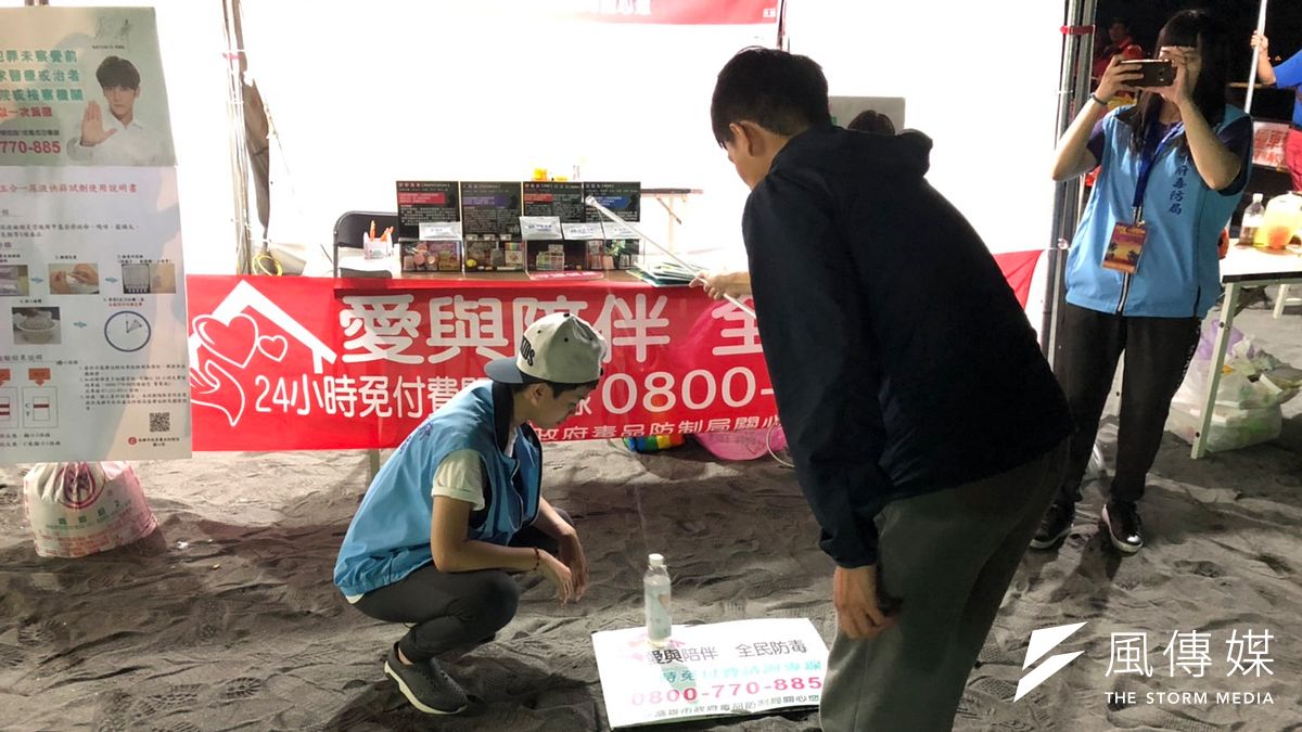 高市府毒防局利用釣「久」瓶遊戲讓民眾模擬體驗藥癮者戒癮的困難及成功戒毒的撇步。(圖/徐炳文攝) 高市府毒防局利用釣「久」瓶遊戲讓民眾模擬體驗藥癮者戒癮的困難及成功戒毒的撇步。(圖/徐炳文攝)