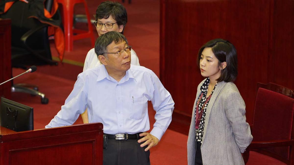 國民黨台北市議員29日質詢時,質疑台北市政府副發言人黃瀞瑩(右)為台灣民眾黨拍廣告、助選,違反行政中立,也質疑黃瀞瑩短時間內就從六職等升到八職等,比坐超音速飛機還快。(資料照,盧逸峰攝) 國民黨台北市議員29日質詢時,質疑台北市政府副發言人黃瀞瑩(右)為台灣民眾黨拍廣告、助選,違反行政中立,也質疑黃瀞瑩短時間內就從六職等升到八職等,比坐超音速飛機還快。(資料照,盧逸峰攝)