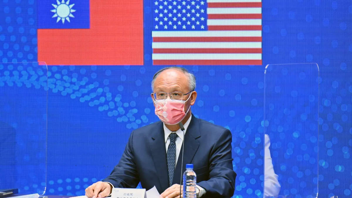 作者認為,對於大國抱持基本懷疑是正常且正確態度,然而我國執政黨似乎不那麼認為。(資料照,行政院提供)