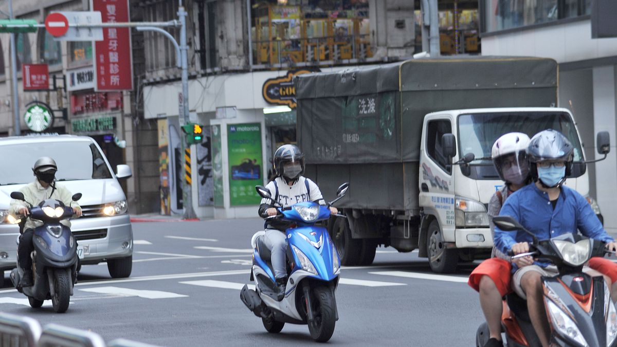 在台灣長期居住的日本作家近日分享台灣的「兩段式待轉」規定,直呼,「台灣的待轉文化可以說台灣特色」。(資料照/甘岱民攝) 在台灣長期居住的日本作家近日分享台灣的「兩段式待轉」規定,直呼,「台灣的待轉文化可以說台灣特色」。(資料照/甘岱民攝)