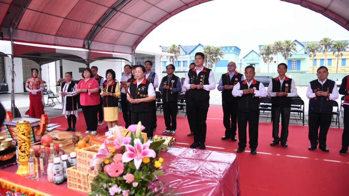 花蓮縣長徐榛蔚出席「花蓮漁港魚市二期增建工程開工典禮」,祈求工程圓滿順利。(圖/花蓮縣政府提供)