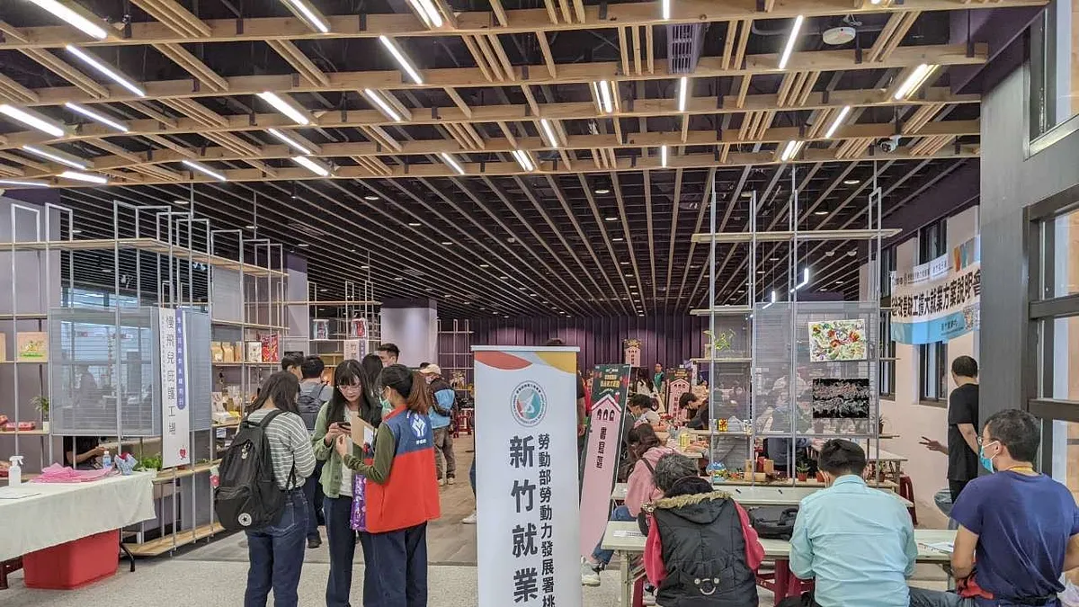 新竹就業中心舉辦「2024新竹地區無紙化廠商聯合徵才」活動。(圖/勞動力發展署桃竹苗分署提供)