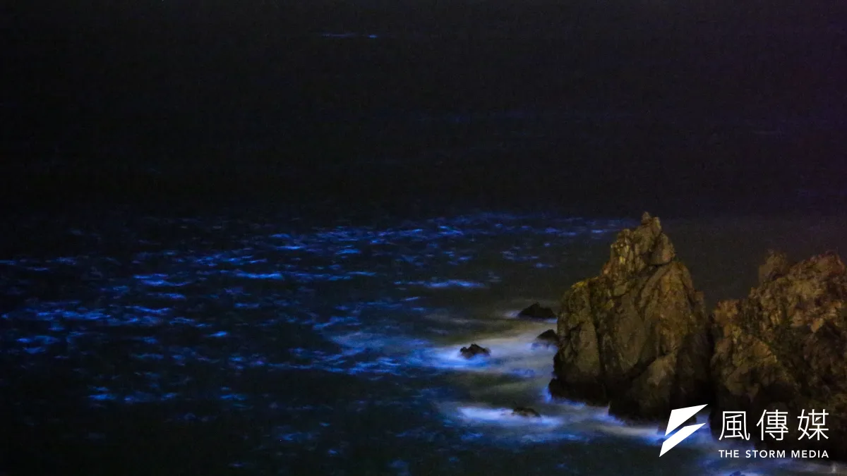 馬祖海域近2年藻類大量繁殖,夜間發出螢光,將沿岸海水染成藍色,當地人稱為「藍眼淚」,因景觀壯麗令人稱奇。(林韶安攝)