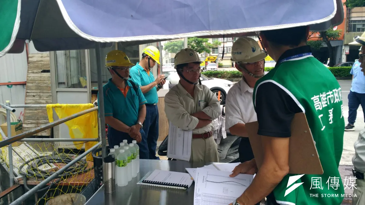 工務局建築管理業務到工地現場巡查勘驗。(圖/徐炳文攝)