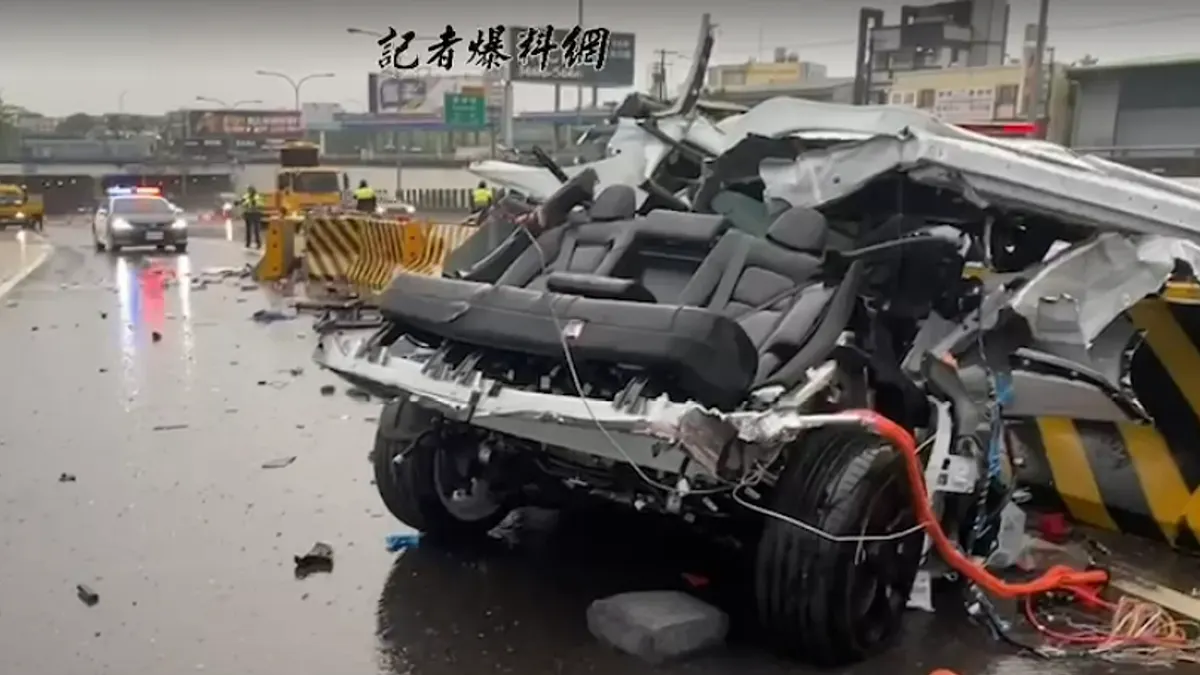 白色特斯拉轎車自撞斷成2截。(圖/翻攝自「記者爆料網」群組)