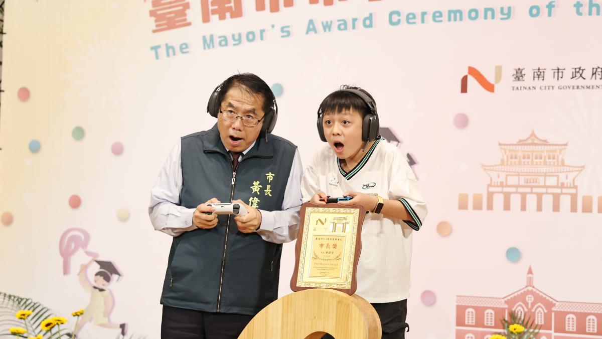 「市長陪你拍」迎畢業場!黃偉哲勉學子勇敢逐夢 獲學生暖送「畢業快樂」祝福