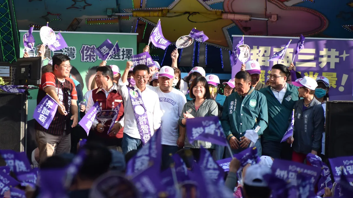 立委許智傑鳳山東區後援會成立,近千名支持者到場支持喊「凍蒜」聲!手搖旗揮舞場面呈現一片紫海。(圖/許智傑競總提供)