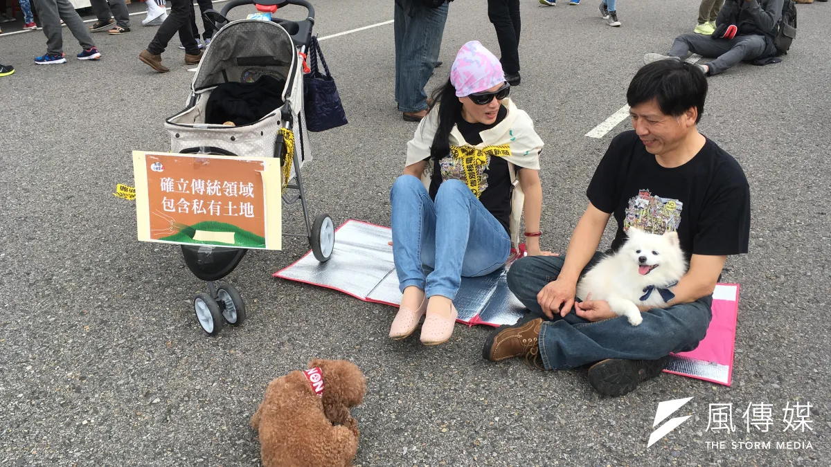 生存權是不分人與動物,參與「非核低碳、永續能源」大遊行的民眾,帶著寵物一同上街頭。(曾詩婷攝)