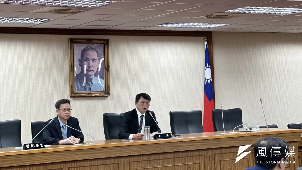 民眾黨立法院黨團今(7)日召開黨團協商,會議主席由白委黃國昌(右)擔任。(羅立邦攝)