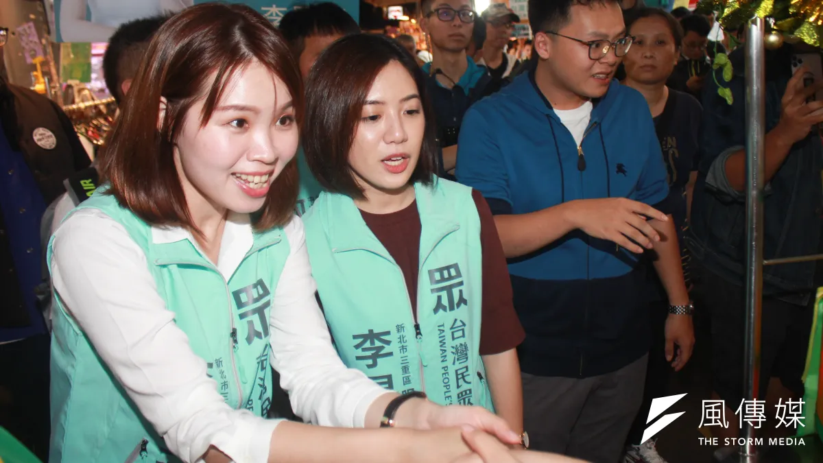 儘管被質疑違反行政中立,柯市府副發言人黃瀞瑩30日下班後仍為黨籍立委參選人李旻蔚輔選。(方炳超攝)