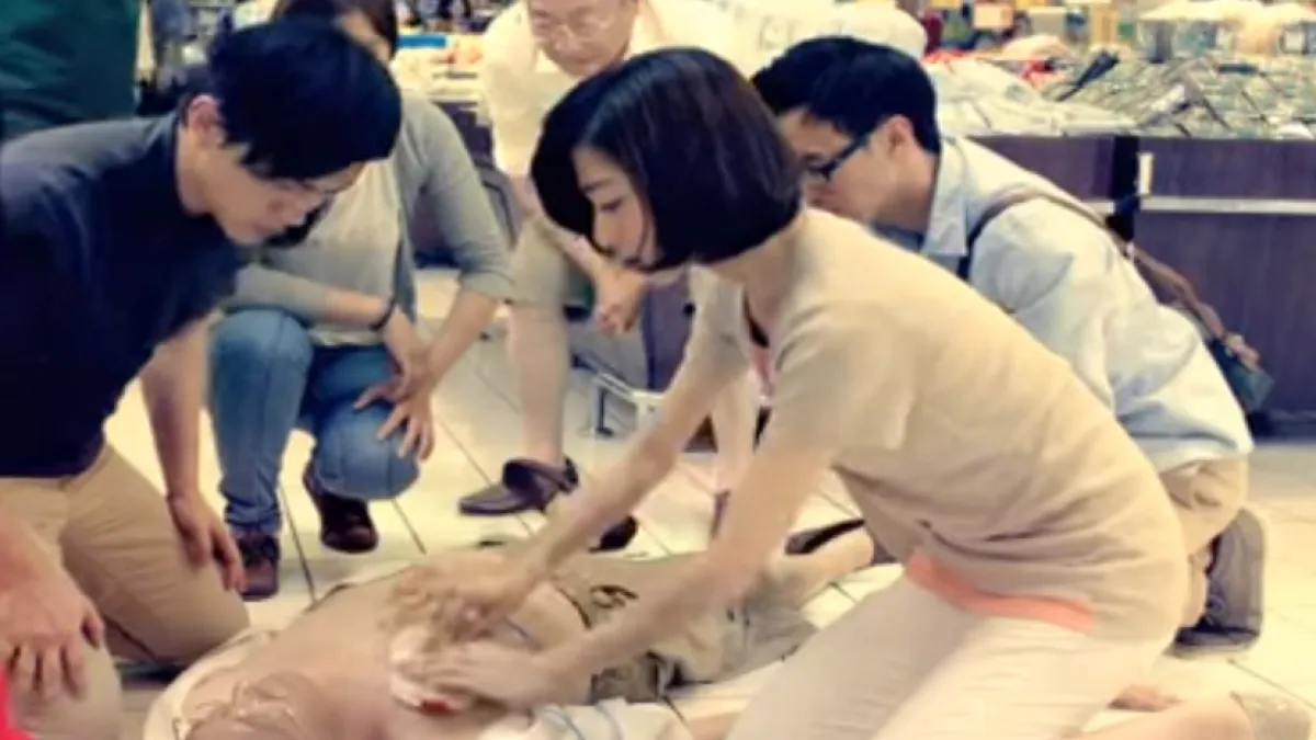 當有人心臟不適倒下時,除了進行 CPR 外, AED 是另一個搶救的關鍵。(圖/擷取自SecomTaiwan@youtube)