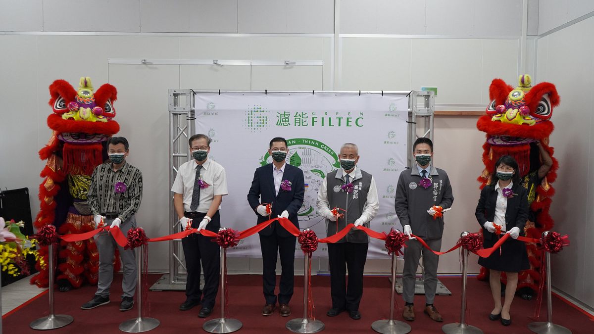 濾能公司梅獅新廠由桃園市經發局長郭裕信(右二起)、桃園副市長高安邦、濾能公司總經理黃氣寶、陽明交通大學管理學院院長鍾惠民一同剪綵。(圖/業者提供) 濾能公司梅獅新廠由桃園市經發局長郭裕信(右二起)、桃園副市長高安邦、濾能公司總經理黃氣寶、陽明交通大學管理學院院長鍾惠民一同剪綵。(圖/業者提供)