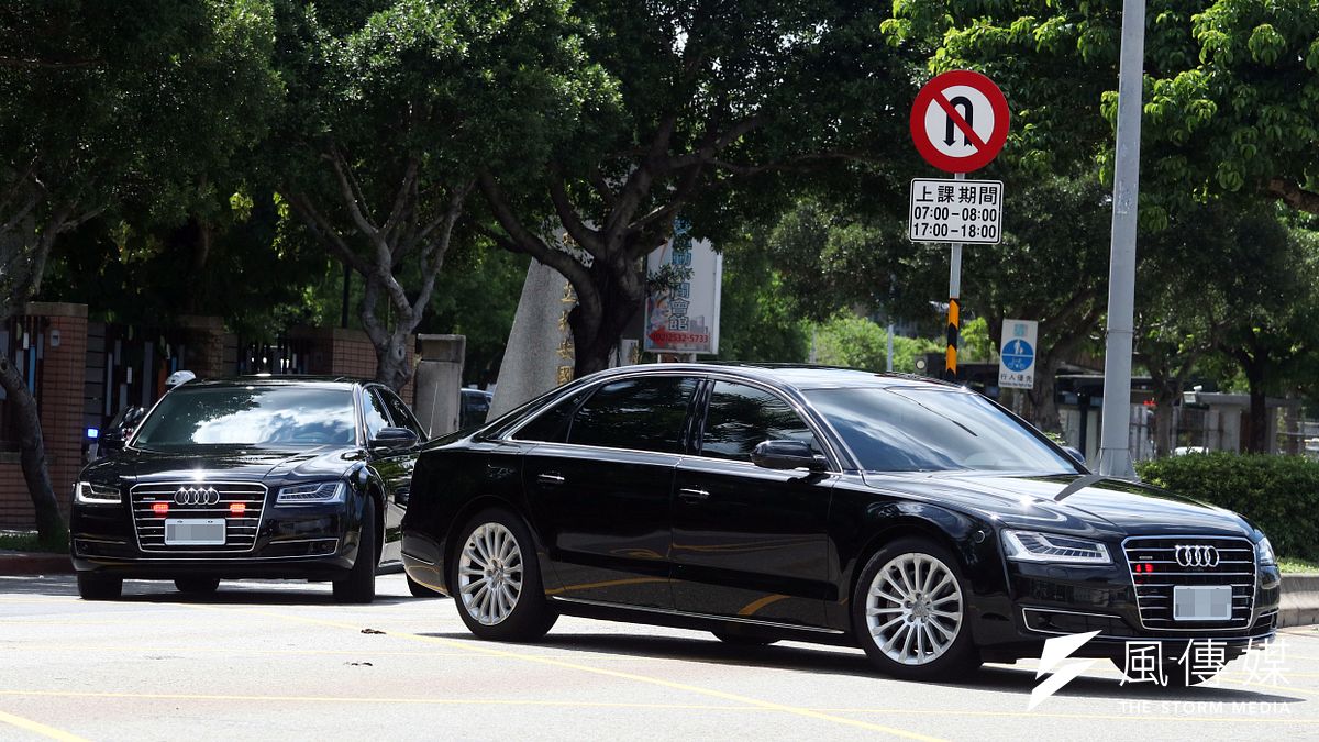 政軍兵推最末日,總統蔡英文的防彈奧迪(Audi)車隊轉往應變指揮所。(蘇仲泓攝) 政軍兵推最末日,總統蔡英文的防彈奧迪(Audi)車隊轉往應變指揮所。(蘇仲泓攝)