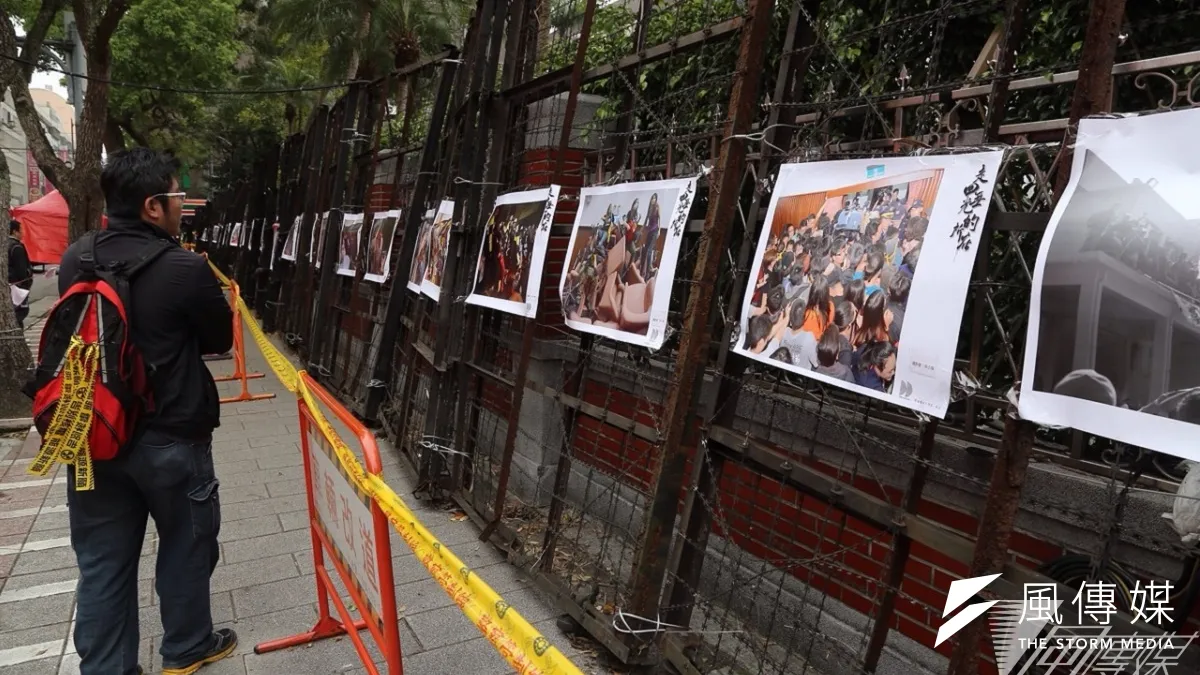 太陽花運動一周年,學運團體黑島青在立法院外辦起攝影展。(楊子磊攝)
