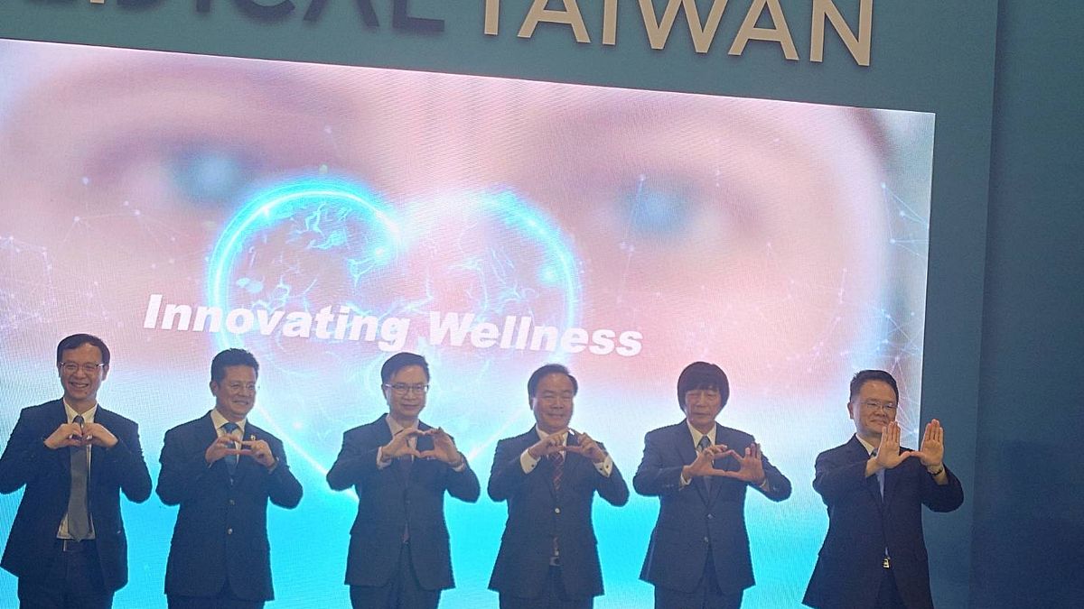 外貿協会の黄志芳会長(左から三番目)が医療および健康ケア展に出席。(馮建棨撮影) 外貿協会の黄志芳会長(左から三番目)が医療および健康ケア展に出席。(馮建棨撮影)