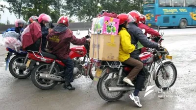 許多中國民工選擇騎摩托車長途跋涉回鄉。(取自網路)