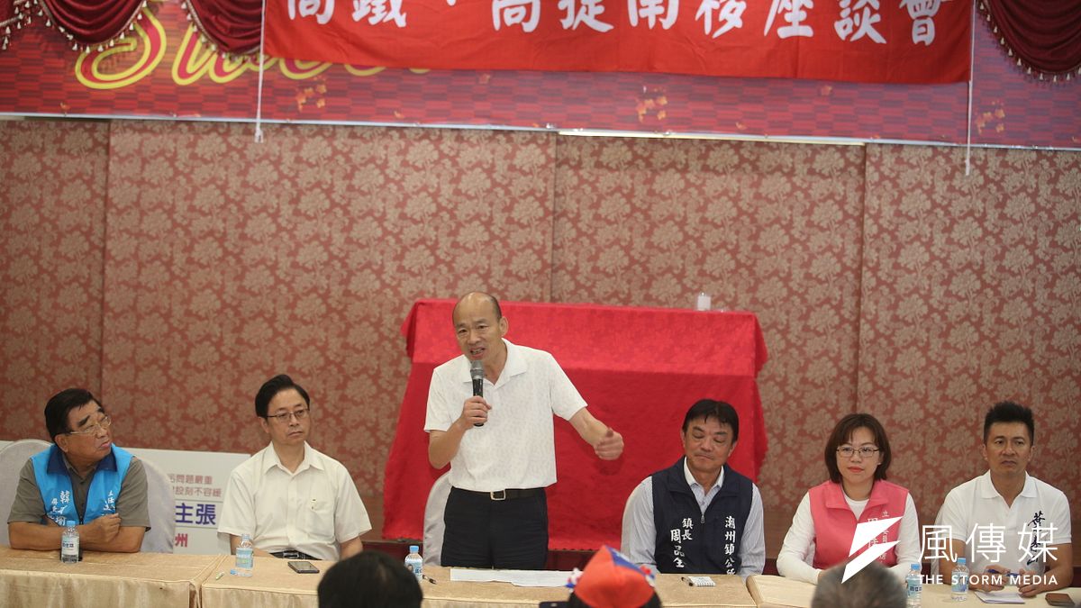 國民黨總統參選人韓國瑜(左三)馬不停蹄地趕到屏東潮州與鄉親召開有關地方交通建設的座談會。(圖/徐炳文攝) 國民黨總統參選人韓國瑜(左三)馬不停蹄地趕到屏東潮州與鄉親召開有關地方交通建設的座談會。(圖/徐炳文攝)