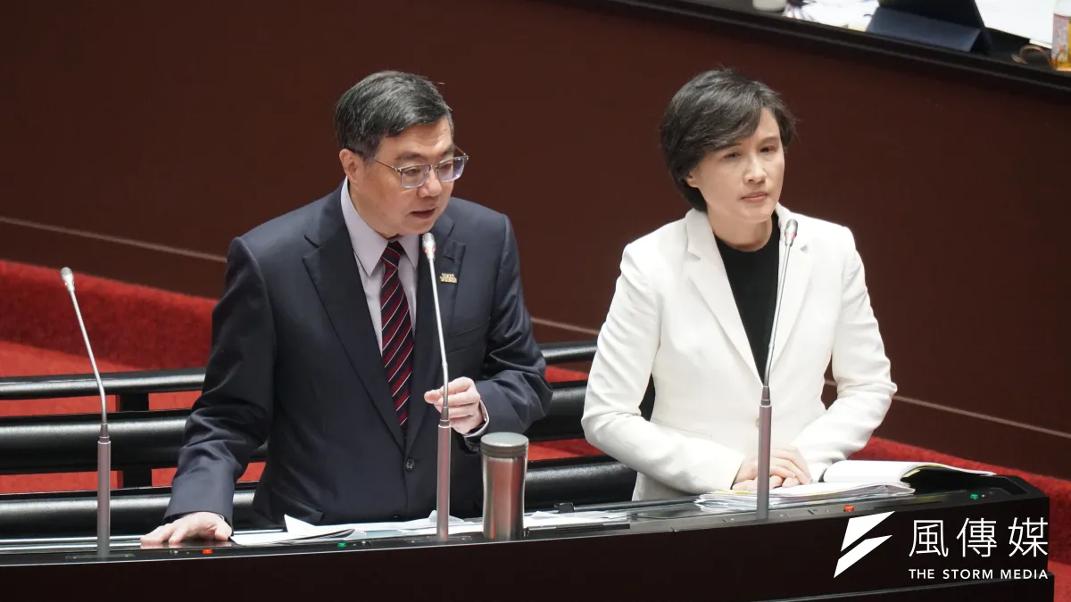 行政院長卓榮泰(左)領軍處理毒油案,過去常做危機處理的總統愛將、行政院副院長鄭麗君(右)這次隱身幕後。(蔡親傑攝)