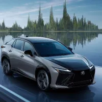 全新RZ 550e F SPORT展現Lexus對駕馭樂趣的堅持,將F SPORT運動精神深度結合純電動力。 全新RZ 550e F SPORT展現Lexus對駕馭樂趣的堅持,將F SPORT運動精神深度結合純電動力。