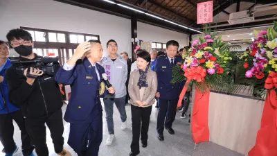 至今已有122年歷史的中市豐原分局社口派出所改建後落成啟用,盧秀燕市長參觀內部設施強調市府以新舊共存方式讓傳統與現代共榮。(圖/台中市政府)