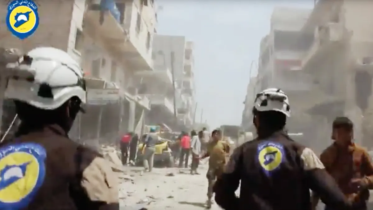 頭戴白盔、在戰地出生入死的敘利亞民防隊(Syrian Civil Defense)。(AP)